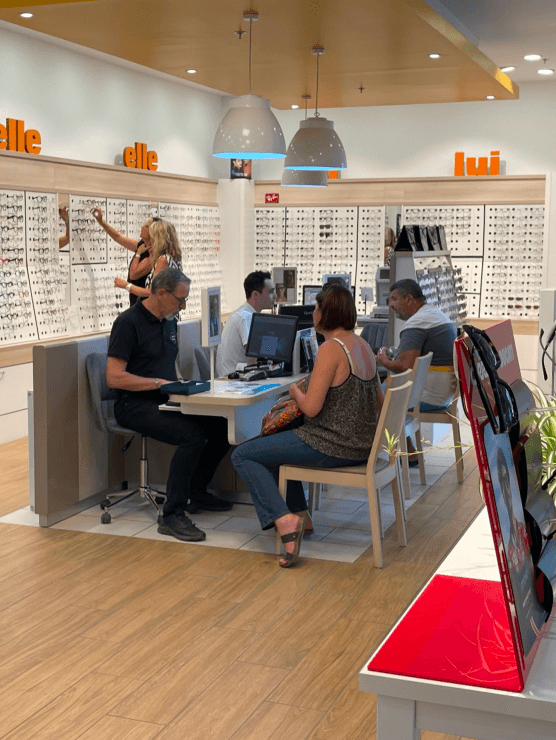 Interieur d'un magasin d'opticien