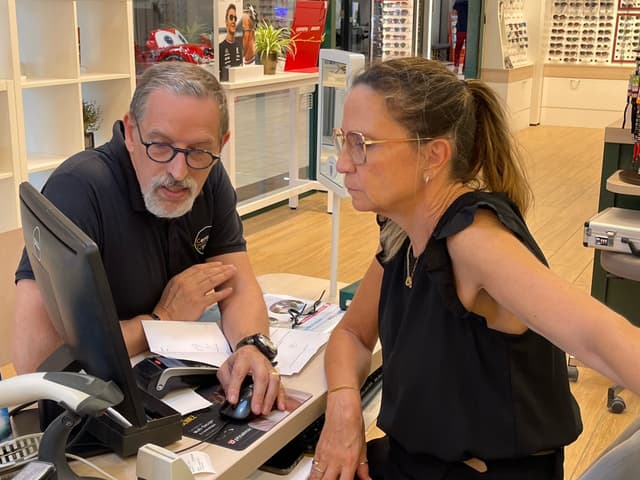 Photo d'un client et un opticien qui regarde un ordinateur