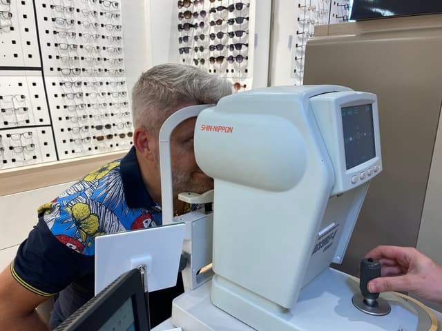 Un opticien qui utilise une machine d'optique