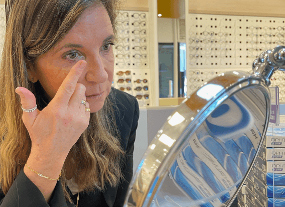 Un opticien utilise une machine qui façonne les verres