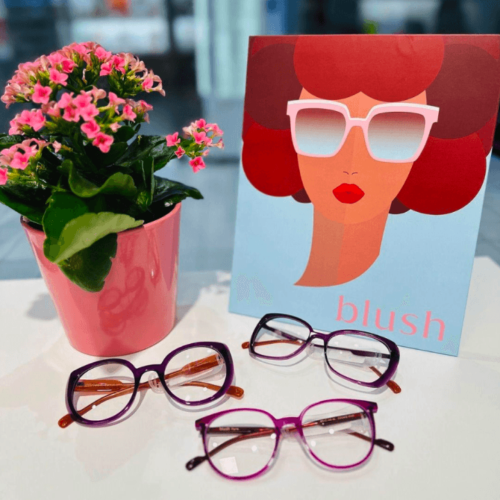 Photo de lunettes d'un bouquet et d'un visage en carton