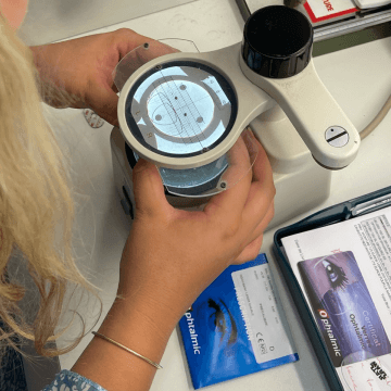 Photo d'une machin optique de centrage