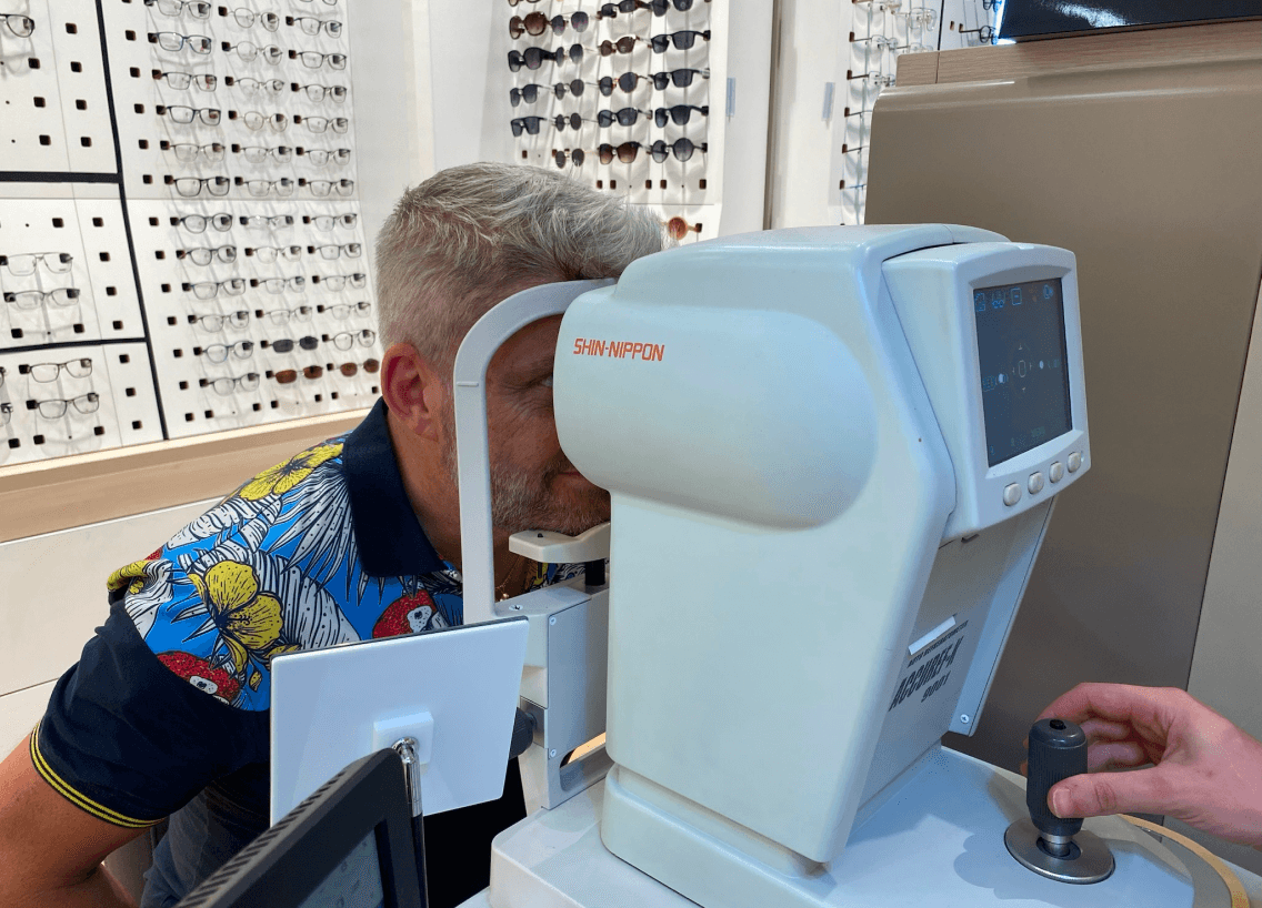 Un opticien utilise une machine qui façonne les verres