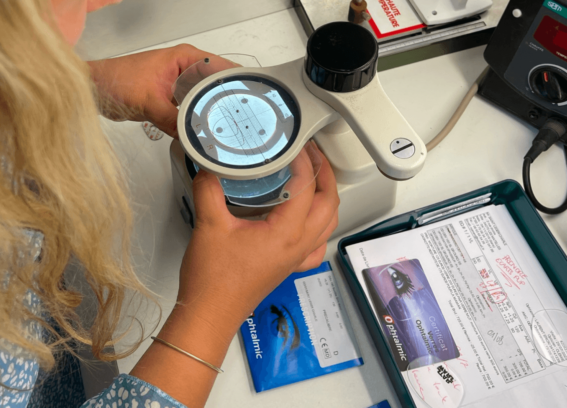 Un opticien utilise une machine qui façonne les verres